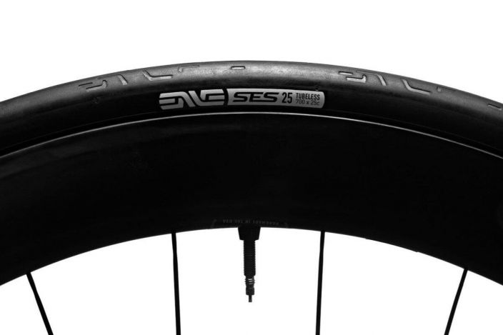 Rengas Enve SES 29-622 SES Road Tires are proven in CFD and the wind tunnel to reduce drag, and are constructed to deliver