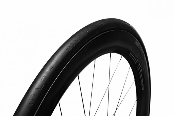 Rengas Enve SES 27-622 SES Road Tires are proven in CFD and the wind tunnel to reduce drag, and are constructed to deliver