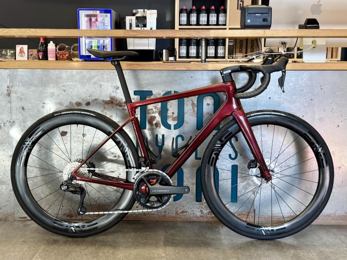Enve Melee Poison Apple Ultegra Di2 54 Runko: Enve Melee Vaihteet: 2x12 Kampisarja: Shimano Ultegra FC-R8100-2 52/36 12s +