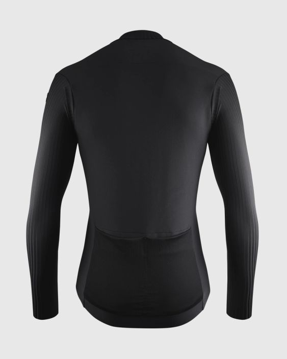 Aluspaita Assos Thermobooster P1 A versatile, packable, and ultrabreathable thermal layer for high-intensity riding, updated