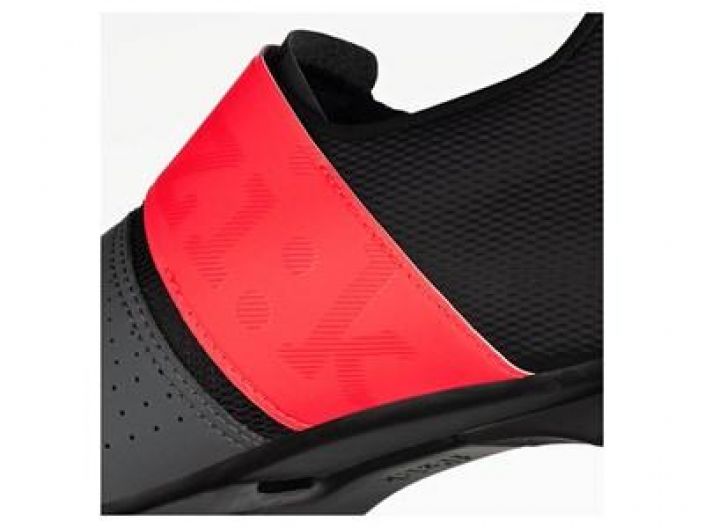 Ajokenka Fizik Infinito Carbon MICROTEX UPPER The Microtex upper is supple, yet strong and stable, for a comfortable and