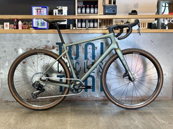 Enve MOG Topo Green Sram Rival XPLR E 58 Runko: Enve Mog Vaihteet: 1x13 Kampisarja: SRAM Rival 1 AXS XPLR E1 DUB Kasetti: