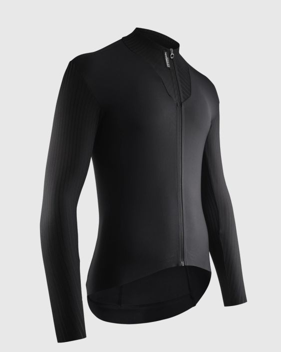 Aluspaita Assos Thermobooster P1 A versatile, packable, and ultrabreathable thermal layer for high-intensity riding, updated