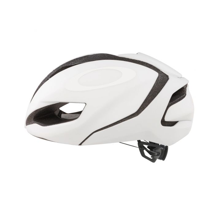 Kypara Oakley Aro5 Tuned for speed and ready for heart-pounding sprint finishes, ARO5 is an aerodynamic and comfortably