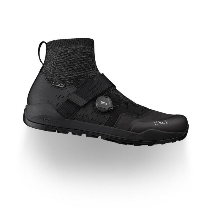 Ajokenka Fizik Terra Clima X2 A weatherproof MTB shoe with a breathable upper, a polyurethane-laminated toecap and side
