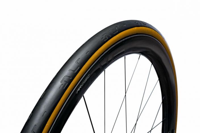 Rengas Enve SES Tan 25-622 SES Road Tires are proven in CFD and the wind tunnel to reduce drag, and are constructed to