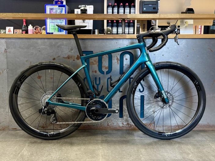 Enve Fray Agave Blue Sram Force E1 54 Runko: Enve Fray Vaihteet: 2x12 Kampisarja: SRAM Power meter Force AXS E1 DUB 35/48