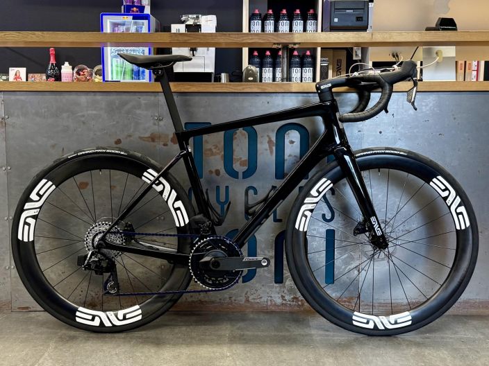 Enve Melee Gloss Black Sram Force E1 56 Runko: Enve Melee Vaihteet: 2x12 Kampisarja: SRAM Power meter Force AXS E1 DUB 35/48