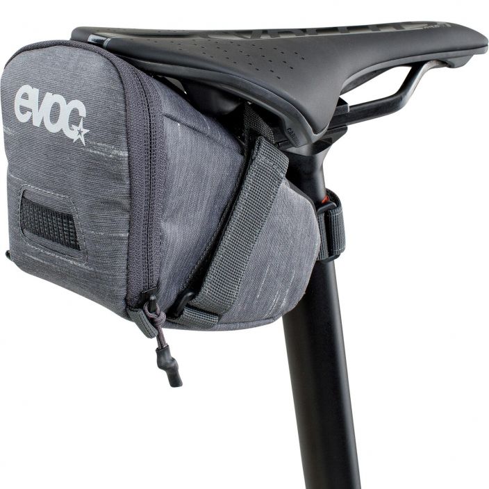 Seat Bag Tour M carbon grey M: 0,7l, 76g, 9,5 x 15 x 8,5cm Very durable and water repellent material Water repellent Zipper